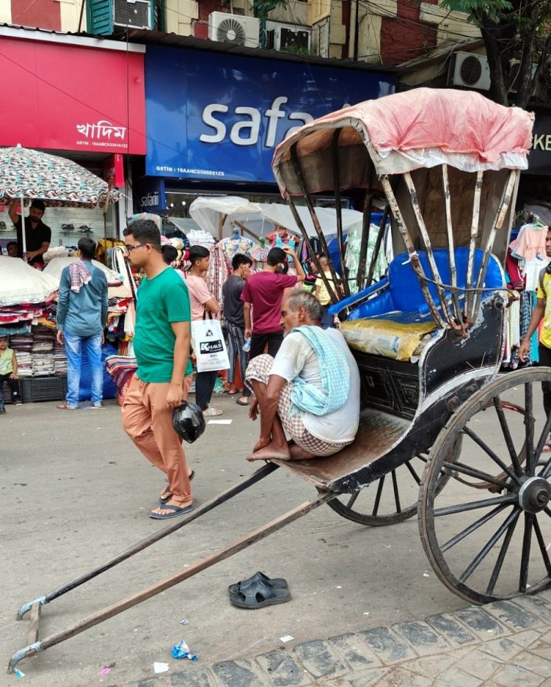 Famous Rikshaw Puller Photography in Kolkata Busy Street @ www.NorthGuwahati.com
